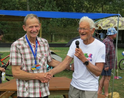 Garth thanking Bruce Rogers for organising the camp the organiser
